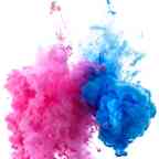 粉红色和蓝色的油漆水下云层以艺术，抽象的图案流动。