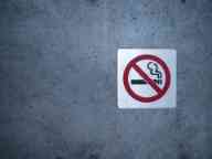 墙上贴着禁止吸烟的标志
