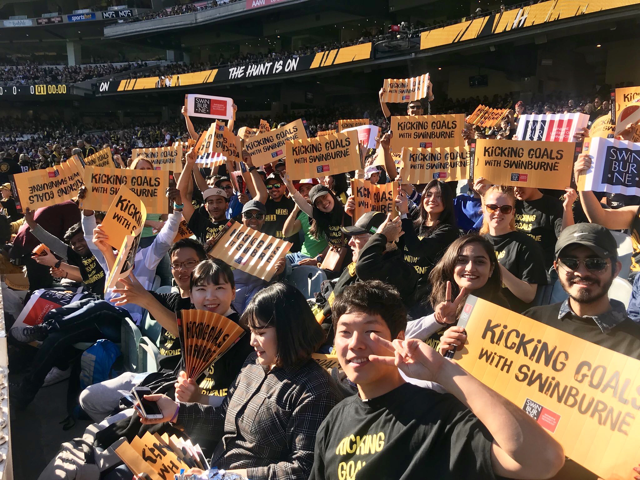 International students at Richmond vs St Kilda game 斯文本大学的学生在MCG观看AFL比赛