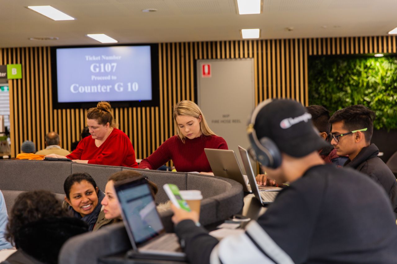 Students in Hawthorn Library 2019 不同年龄段的学生在繁忙的斯文本图书馆学习