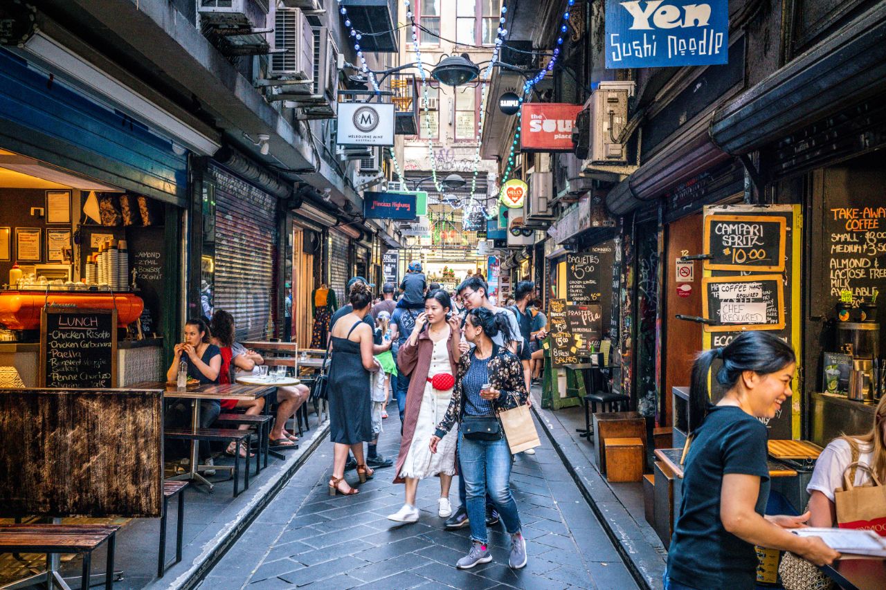 STOCK_Street_view_Centre_Place_an_iconic_pedestrian_laneway_with_cafe_and_people_in_Melbourne_Australia 中心广场的街景,这是澳大利亚墨尔本标志性的步行街,有咖啡馆和人2022卡塔尔世界杯预测