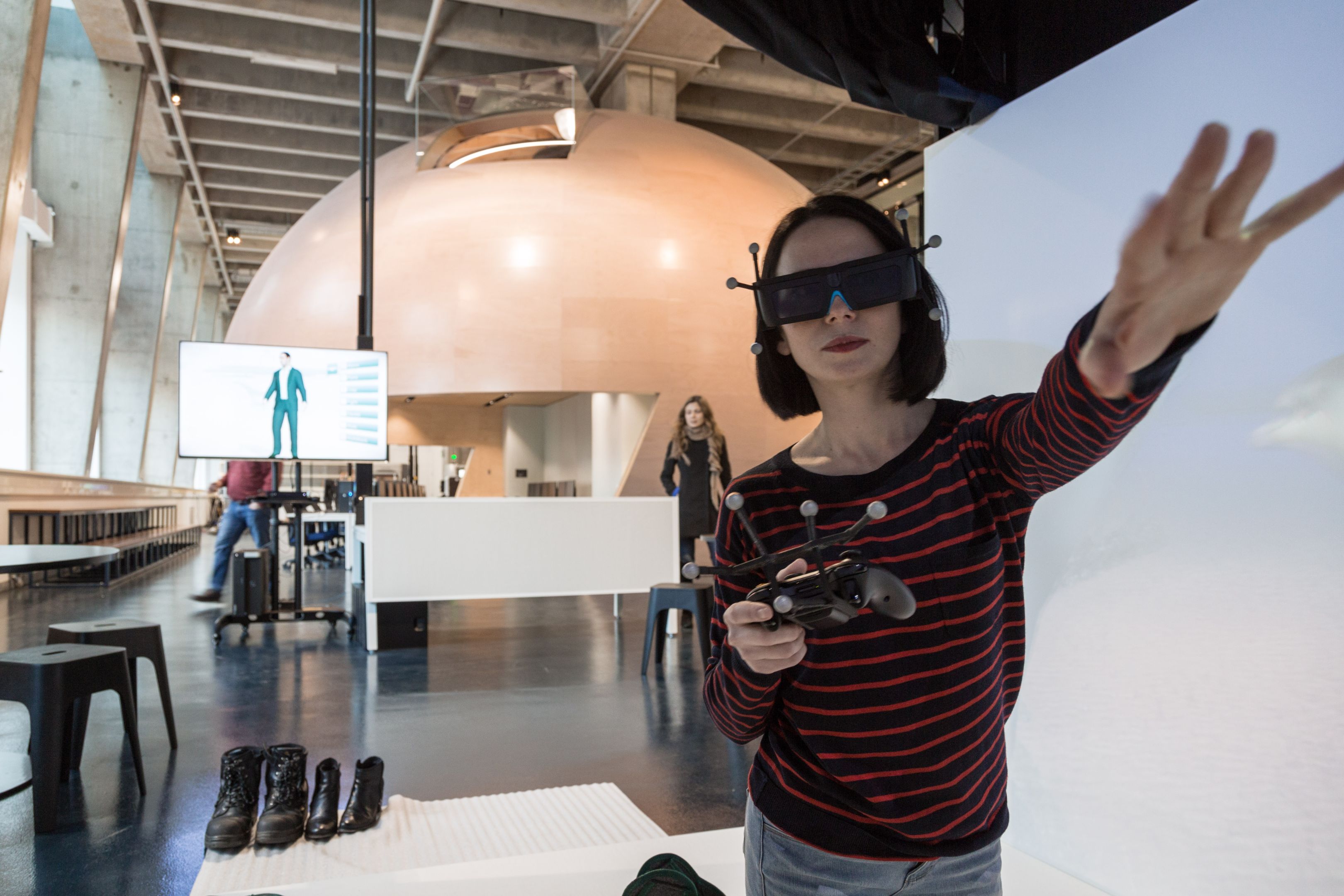 Factory of the Future 在增强现实中,一个戴着视觉设备的女人伸出手去触摸一个物体