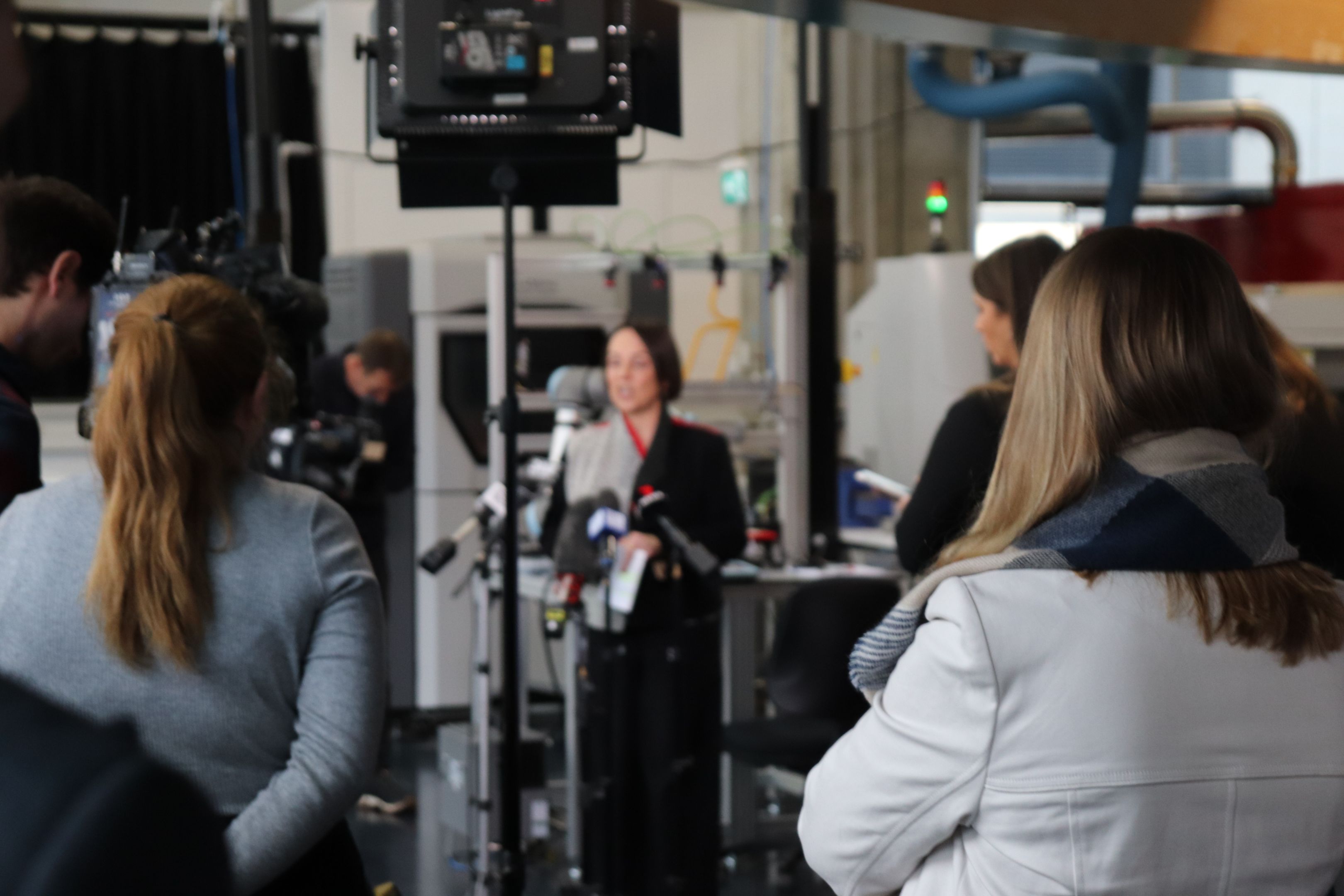 minister-jaala-pulford-visits-swinburnes-factory-of-the-future-3.JPG