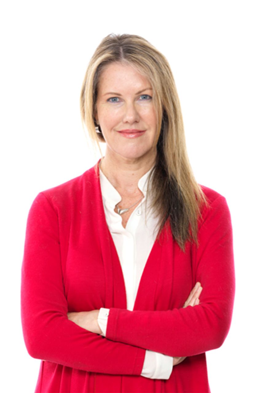 Kerrie Allen 凯莉留着一头金色长发,穿着一件红色夹克,双臂交叉。