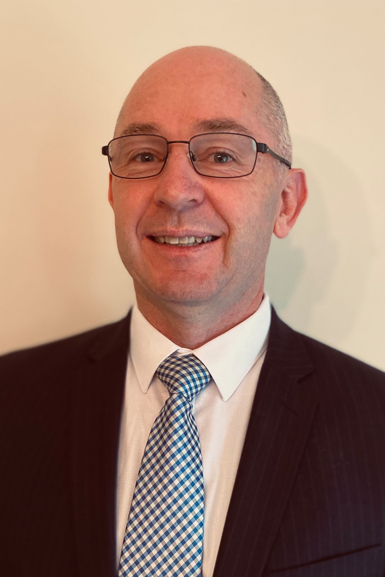 Mark Soar 戴眼镜的男人对着镜头微笑