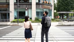 一名女子和一名男子在亚洲的人行横道上