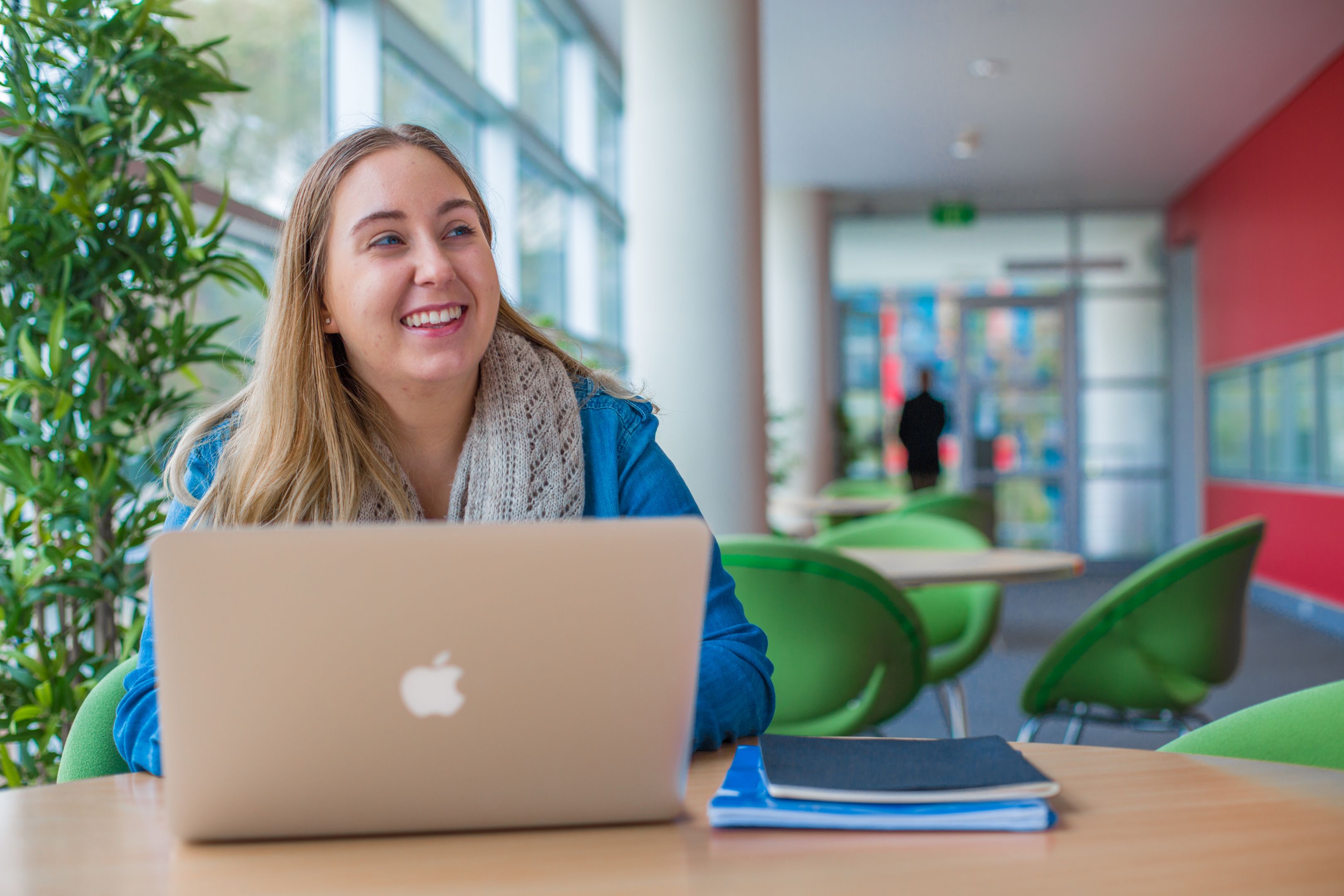 Being able to access free Wi-Fi on campus enables Jasmine to study for her degree in between classes. 由于能够使用校园免费无线网络,贾思敏可以在课间时间攻读学位。
