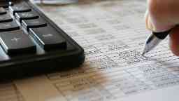用笔在资产负债表上精确地标出数字和计算。