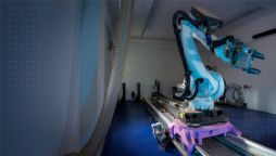 库卡工厂自动化机器人在仓库设置与浅蓝色机械臂和配套的工业资本设备。