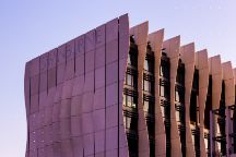 日落的斯文本科技大学先进制造和设计中心(AMDC)建筑,温暖的橘色和粉色色调画其背后的天空。