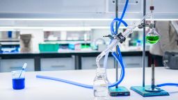科学实验室设备包括本生灯在烧杯和化学品。