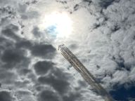 八架飞机编队飞行云背景