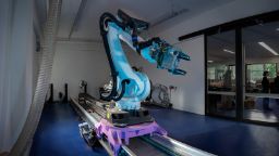 蓝色和紫色工业机器人手臂