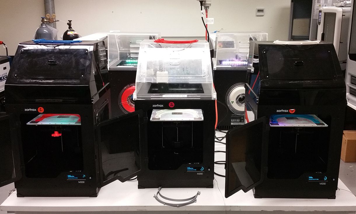 三台3D打印机打印SwinShield面罩