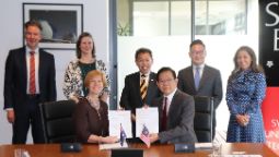 斯文本科技大学之间签署的谅解备忘录和在马来西亚沙捞越政府探索机会进一步发展绿色氢技术通过维多利亚中心(VH2)。”data-sizes=