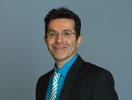 特聘教授Saeid Nahavandi微笑在西装和领带。