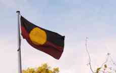 土著人的旗帜在户外迎风飘扬。