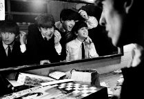 乔治·哈里森、约翰·列侬、保罗·麦卡特尼和林戈·斯塔尔在电影《一周八天》中的剧照