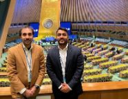 毗瑟奴和Alhassan博士站在在纽约联合国水会议地点