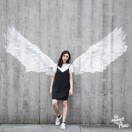 女孩站在画前的翅膀在墙壁上
