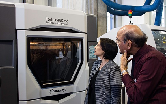 人们检查工厂内的3 d打印机的未来