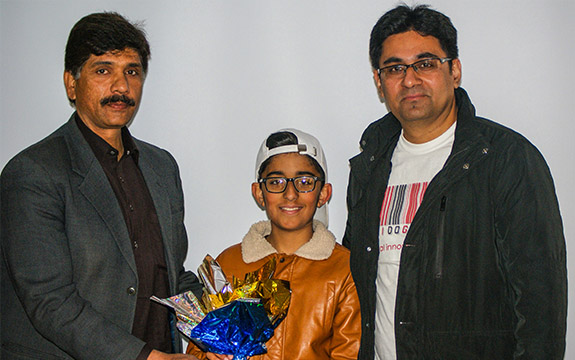 艾哈迈德博士和儿子带来当地的巴基斯坦。