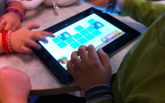 孩子们使用iPad