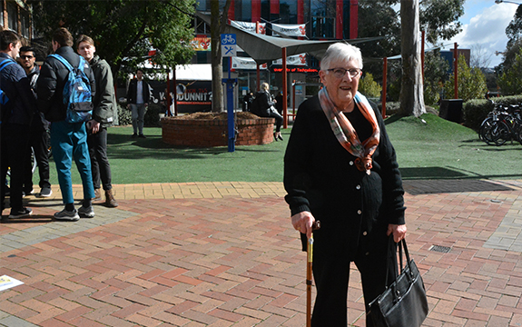 85岁的安妮·斯科特站在斯威本校园的阳光下。