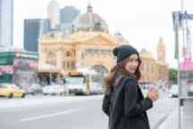 亚洲女性旅游的画像在墨尔本的世界上最宜居城市,澳大利亚的维多利亚州。2022卡塔尔世界杯预测