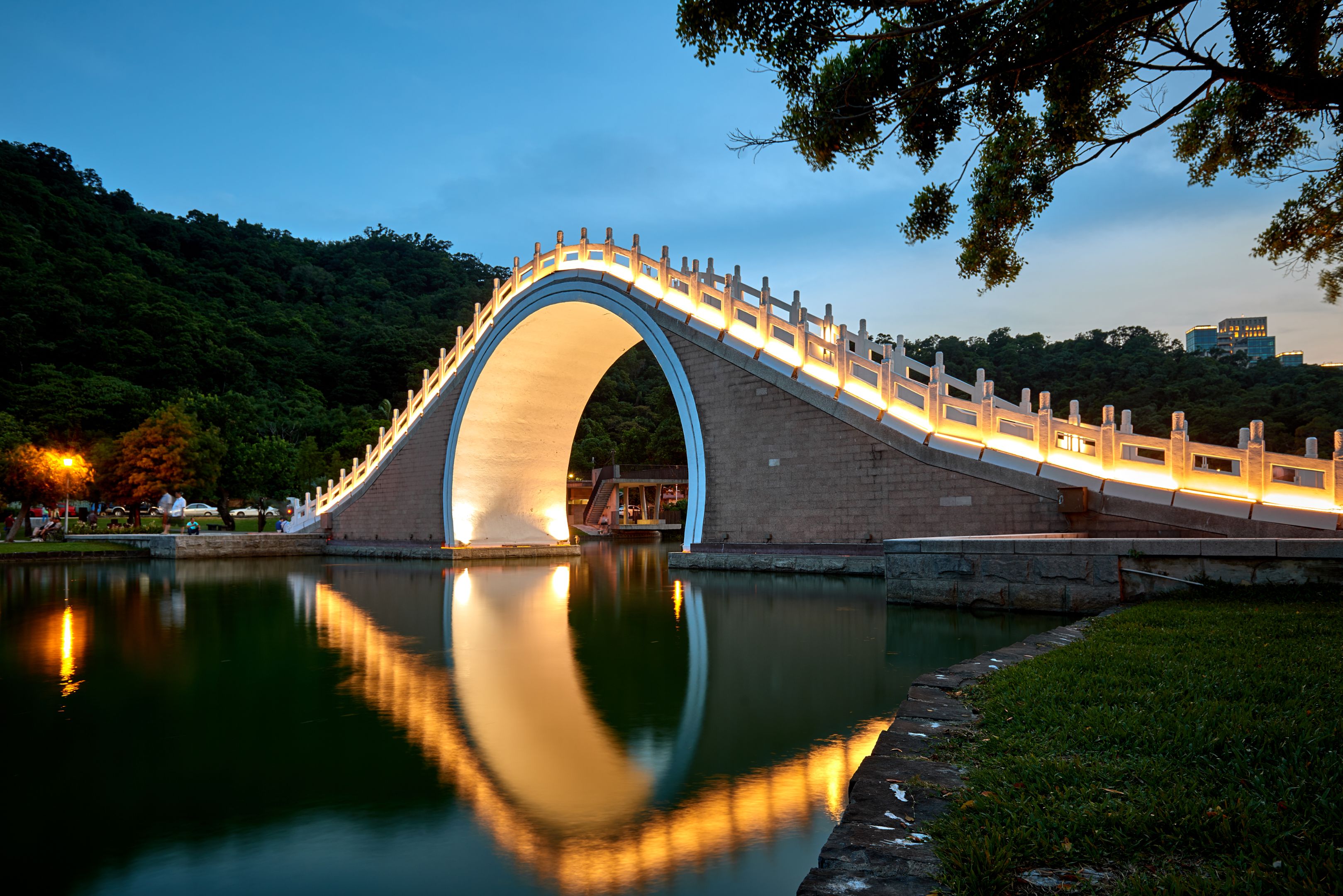 台湾台北公园，日落后湖中大桥的倒影