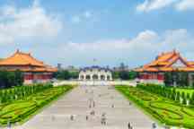 台湾台北自由广场的美景。包括国家剧院，大虔诚门和国家音乐厅