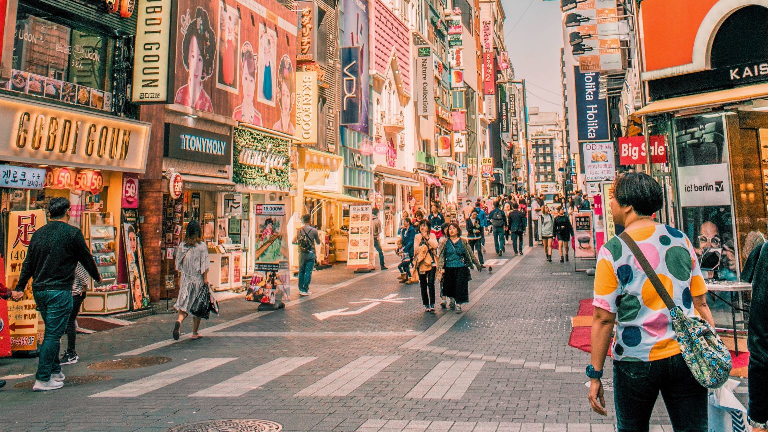 韩国一条熙熙攘攘的街道