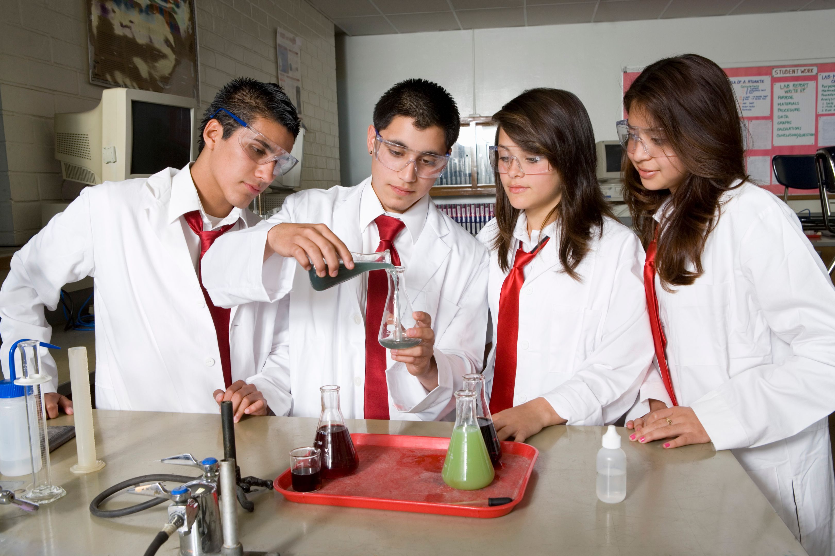 正在进行科学实验的高中生。