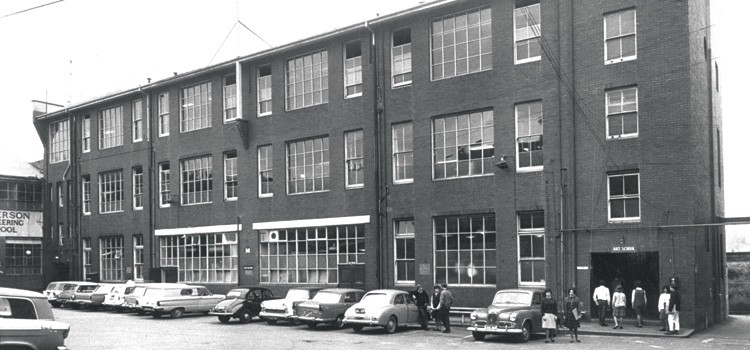 1962年，艺术学校前的学生和他们的车。