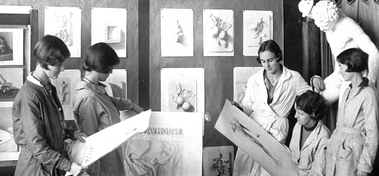 20世纪30年代初，绘画课上的学生。