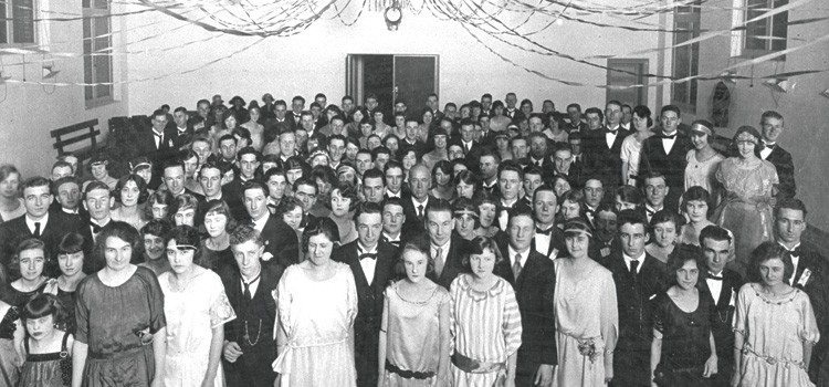 20世纪20年代初，工程系的学生在一个舞会上。