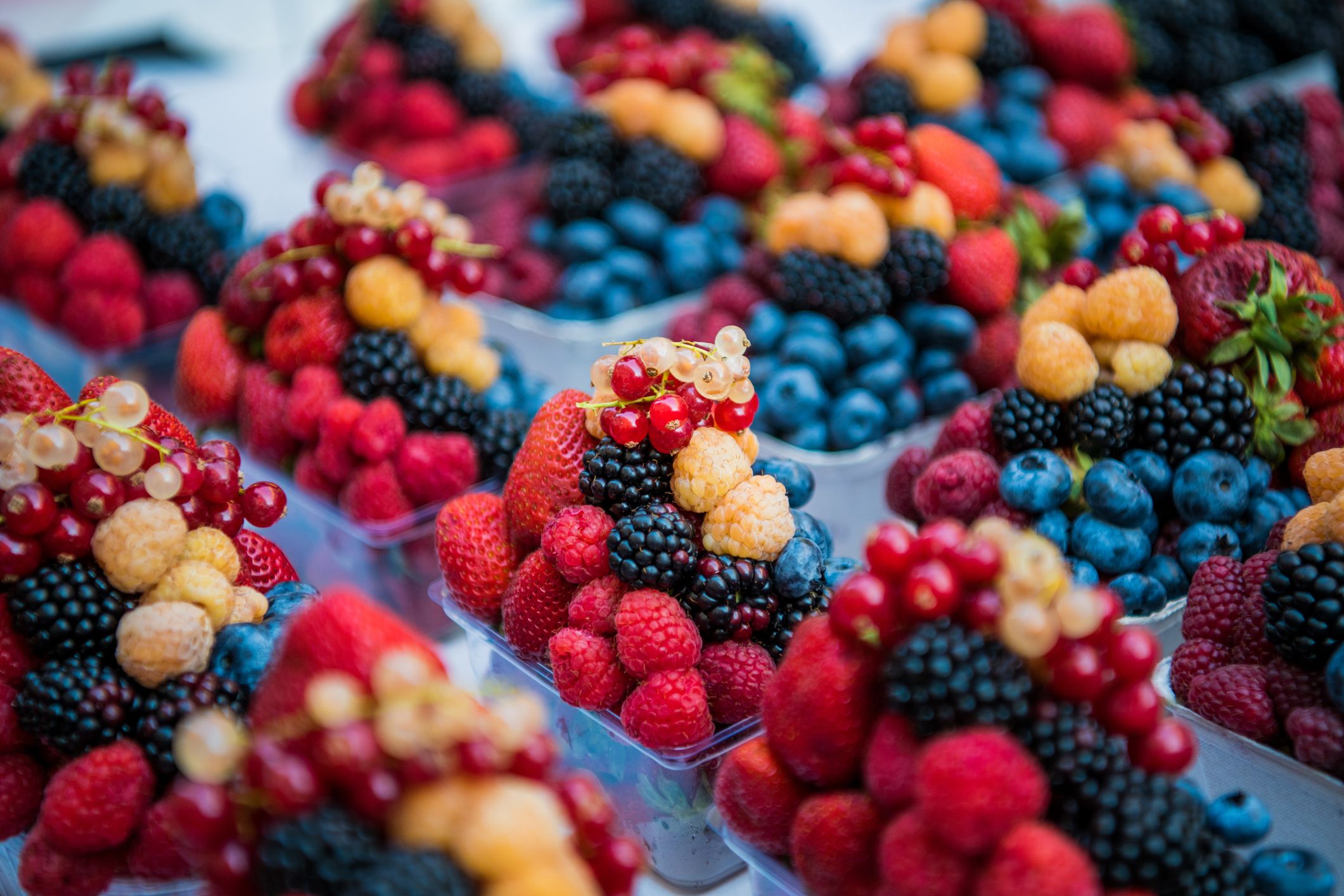 水果、浆果和蔬菜在市场街上在柜台上