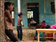 群孩子玩在学校门口的部落村庄Srimangal附近(Khashia部落)。