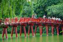 河内红色桥。木制红色画霍岩Kiem湖大桥连接海岸和玉岛Ngoc儿子庙站