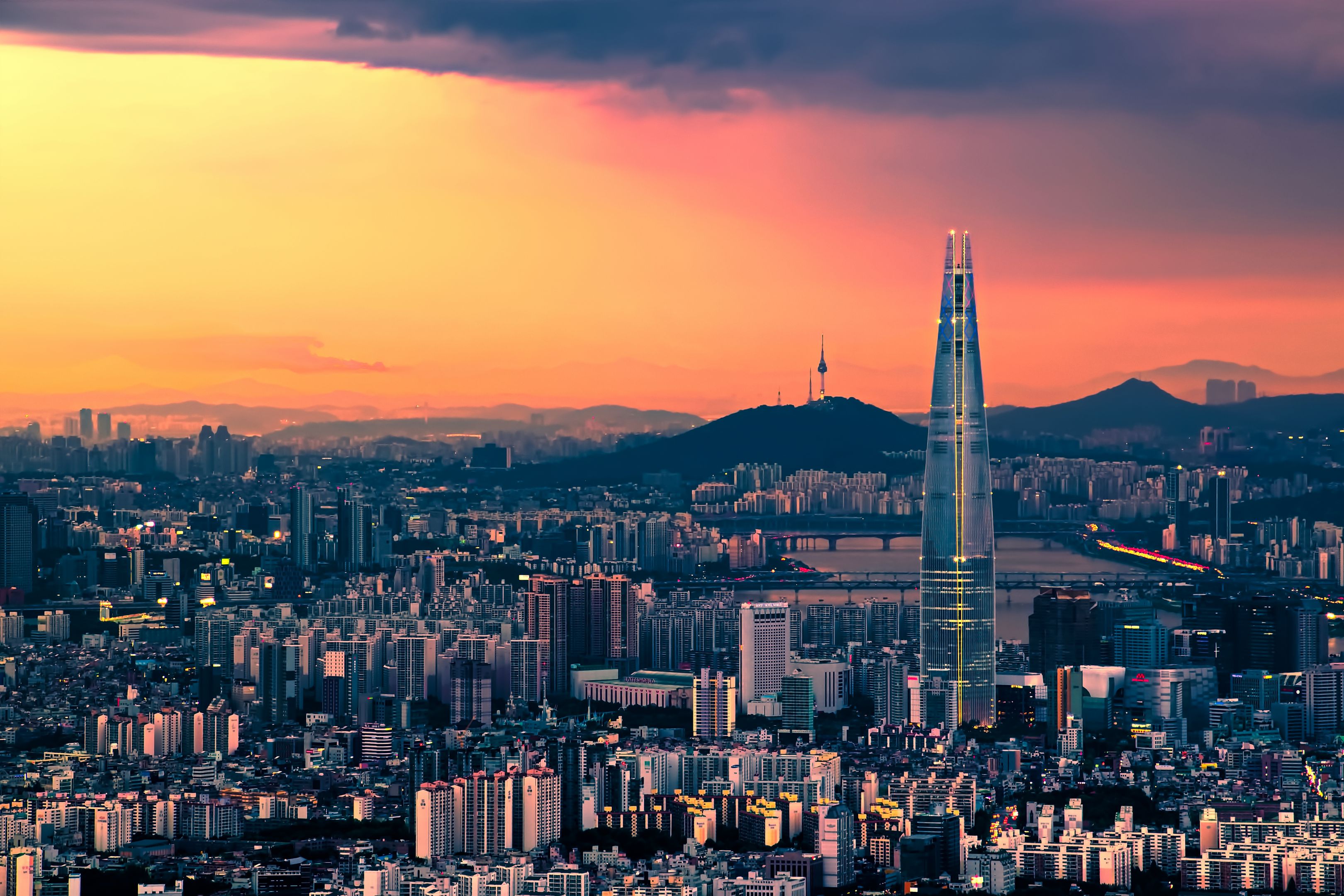 落日的天际线在首尔,韩国。
