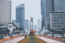 喷泉在前台框架两侧和后面的摩天大楼在雅加达,印度尼西亚