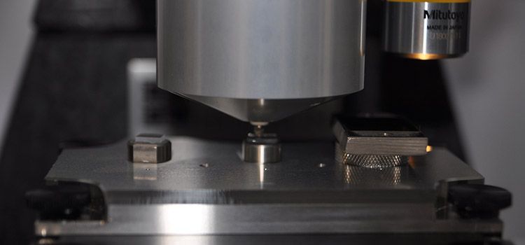 750 nanoindenter模型在斯文本科技大学的微量分析和精密加工设备。