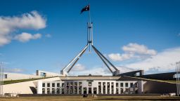 澳大利亚国旗在飘扬国会大厦