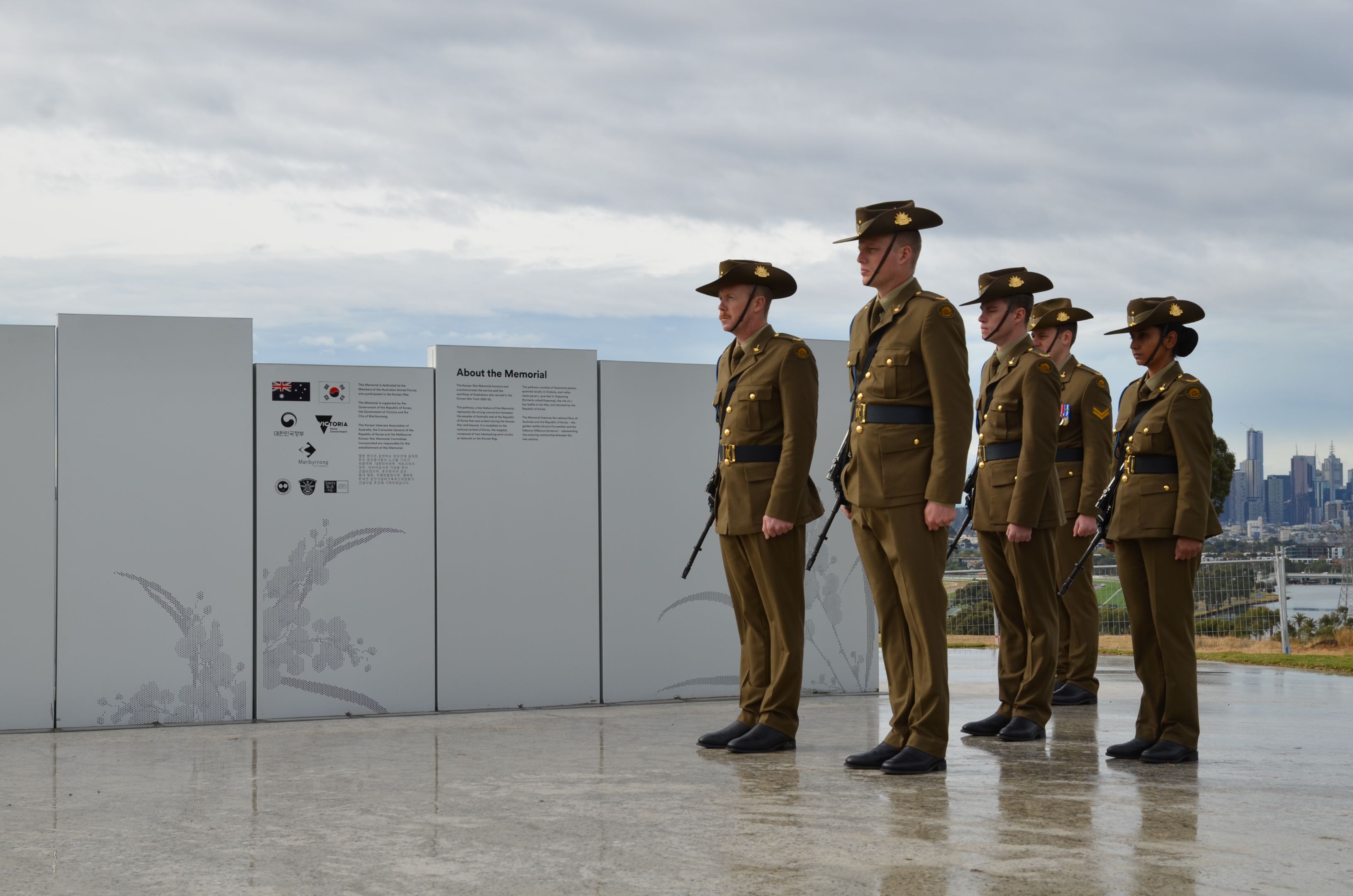 士兵站在墨尔本的朝鲜战争纪念碑2022卡塔尔世界杯预测