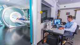 脑磁图描记术(MEG)在山楂校园实验室设备。