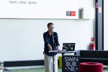 梅勒妮Swalwell教授站在讲台在她的新项目的发布会上,澳大利亚仿真网络。