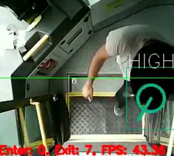 乘客实时视频分析的例子显示一个人走出一辆公共汽车。