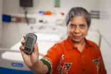 Nilmini Wickramasinghe教授拿着她的钻石(糖尿病监测设备)