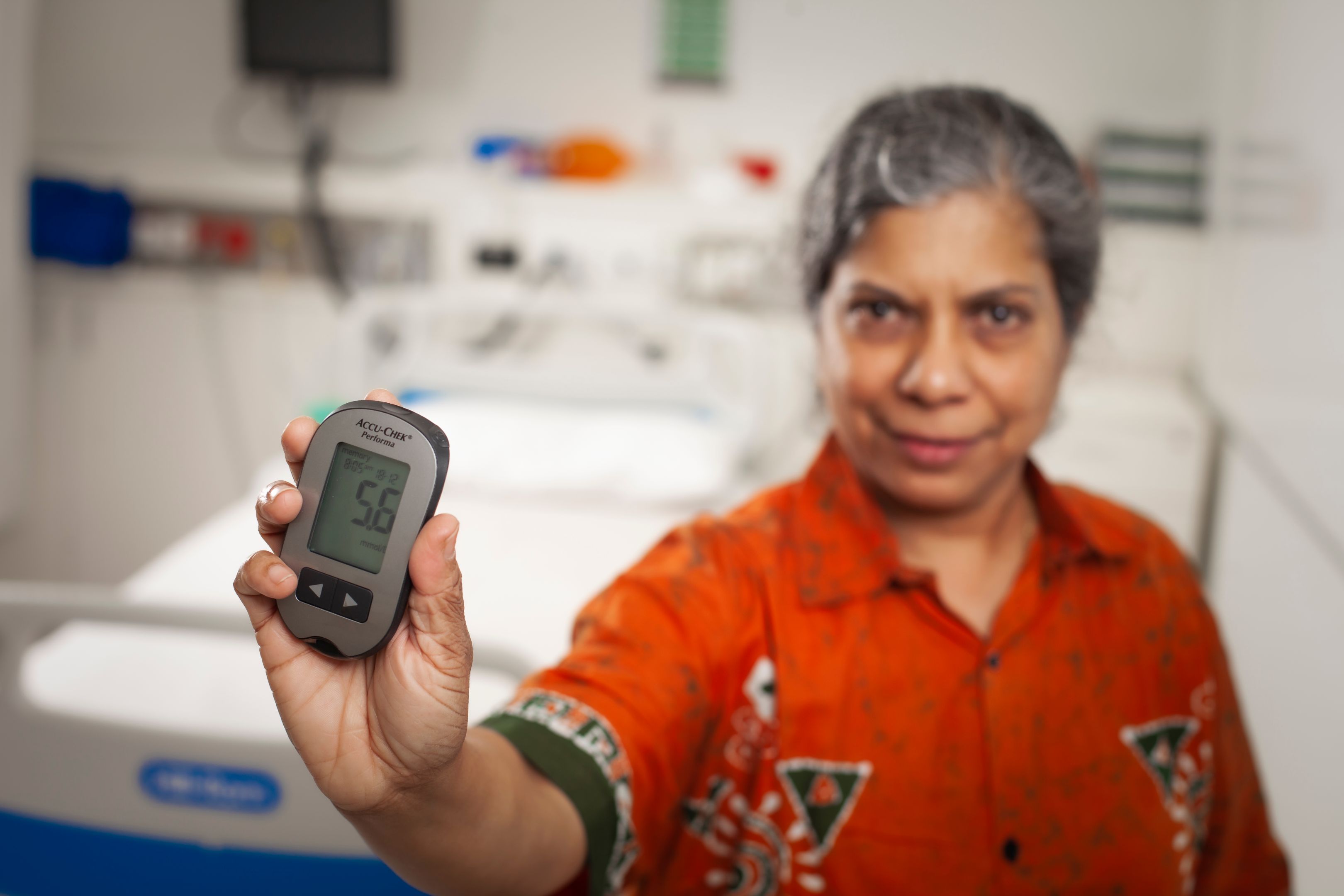 教授Nilmini Wickramasinghe结束握着她的钻石(糖尿病监测设备)
