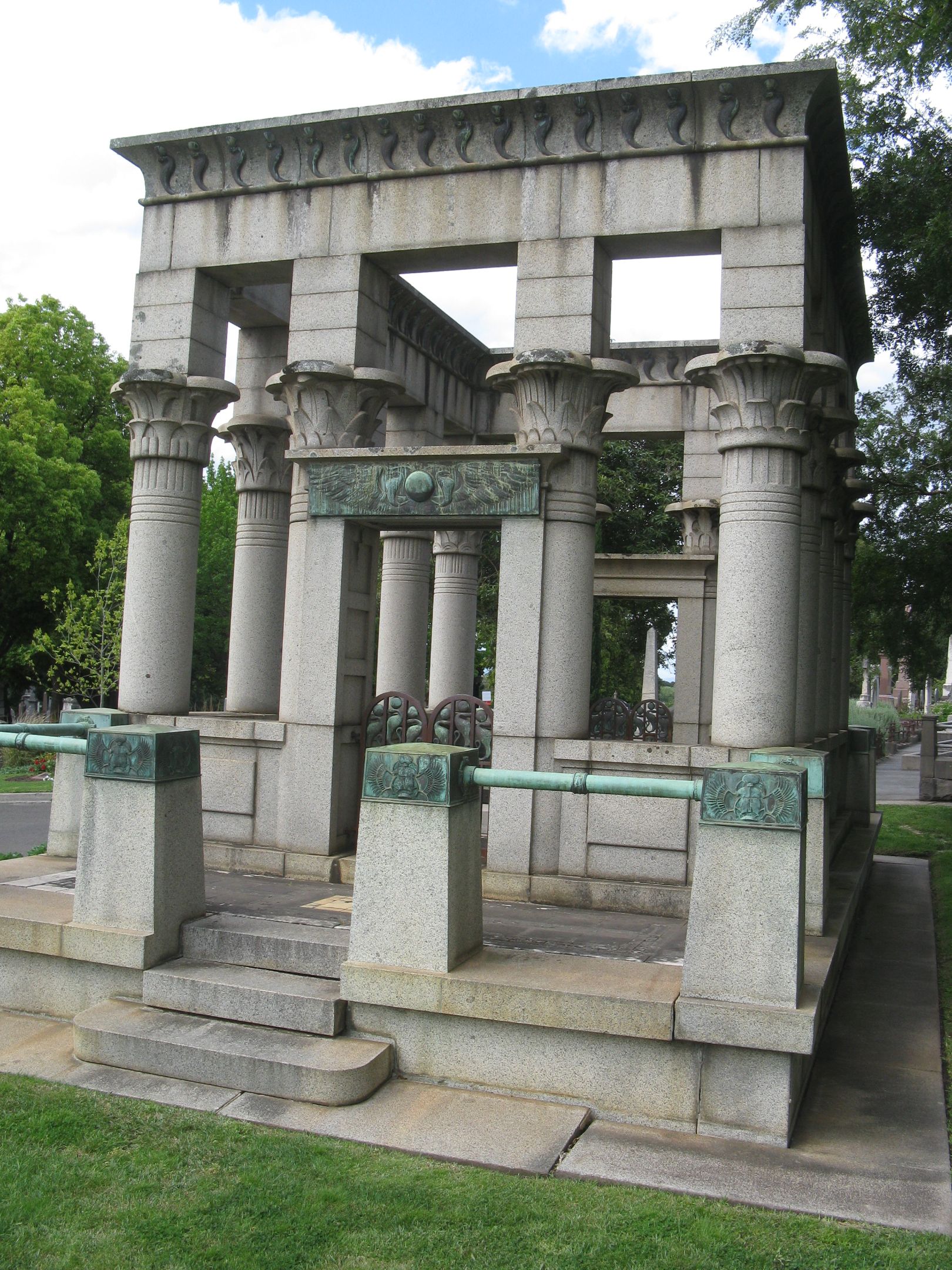 纪念碑由多个石头或花岗岩列,坐在墓园。